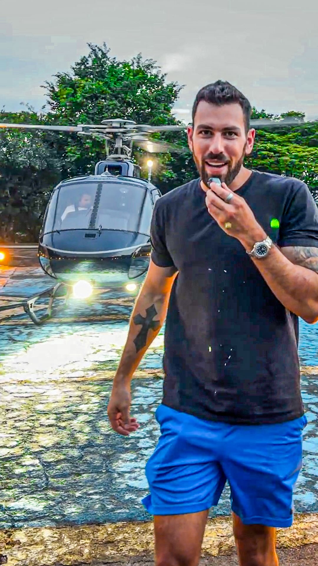 Barone Prêmios chegando de helicóptero