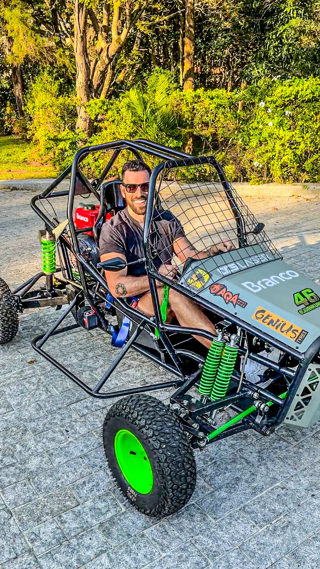 Barone Prêmios andando de buggy